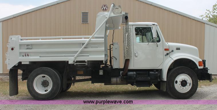 image for item E2069 2000 International 4900 dump truck