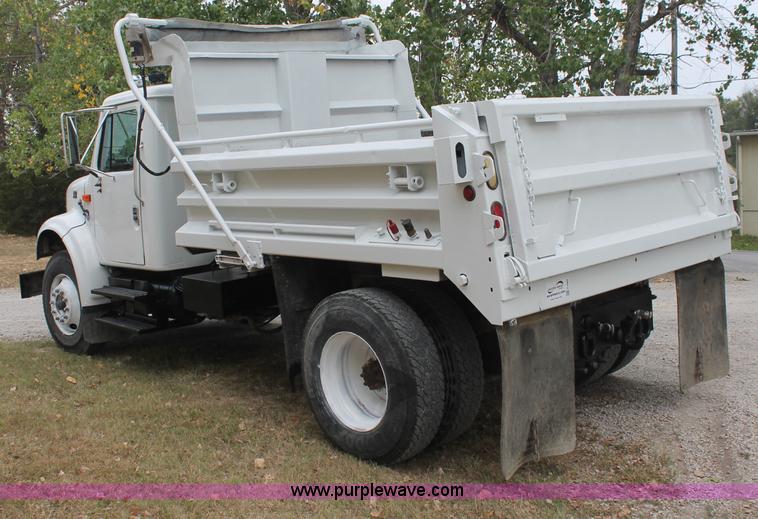 image for item E2069 2000 International 4900 dump truck