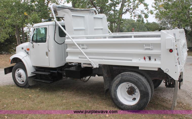 image for item E2069 2000 International 4900 dump truck