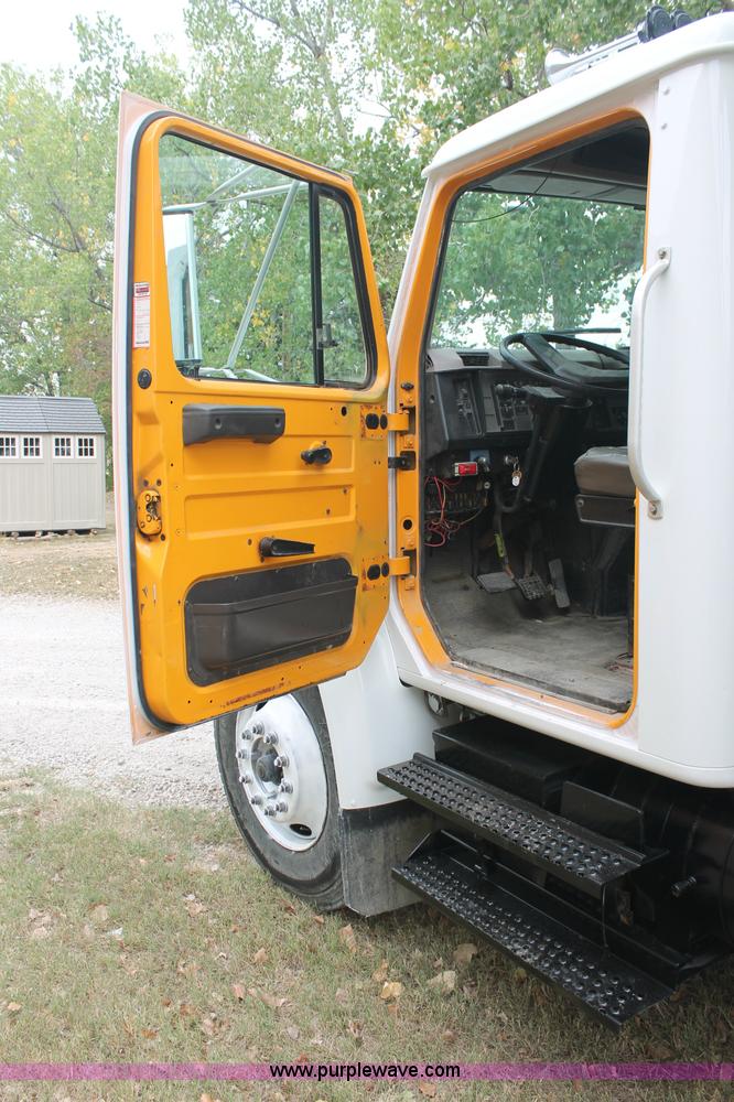 image for item E2069 2000 International 4900 dump truck