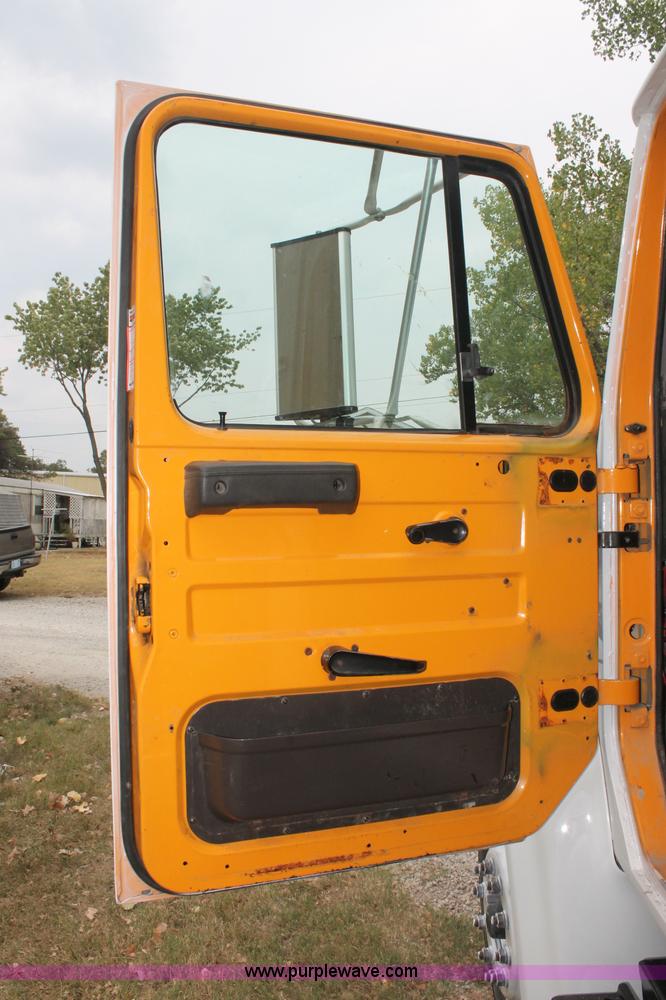 image for item E2069 2000 International 4900 dump truck