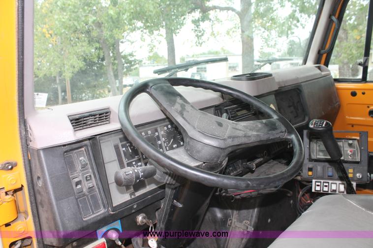 image for item E2069 2000 International 4900 dump truck