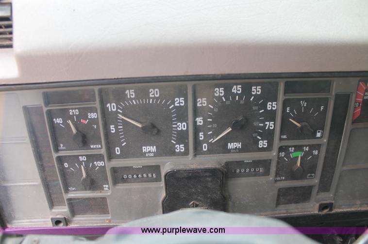 image for item E2069 2000 International 4900 dump truck