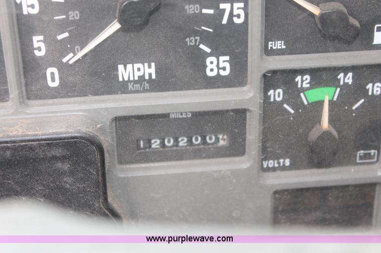 image for item E2069 2000 International 4900 dump truck