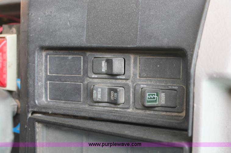 image for item E2069 2000 International 4900 dump truck