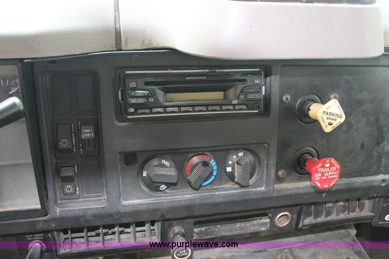 image for item E2069 2000 International 4900 dump truck