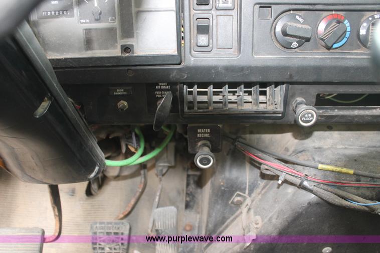 image for item E2069 2000 International 4900 dump truck