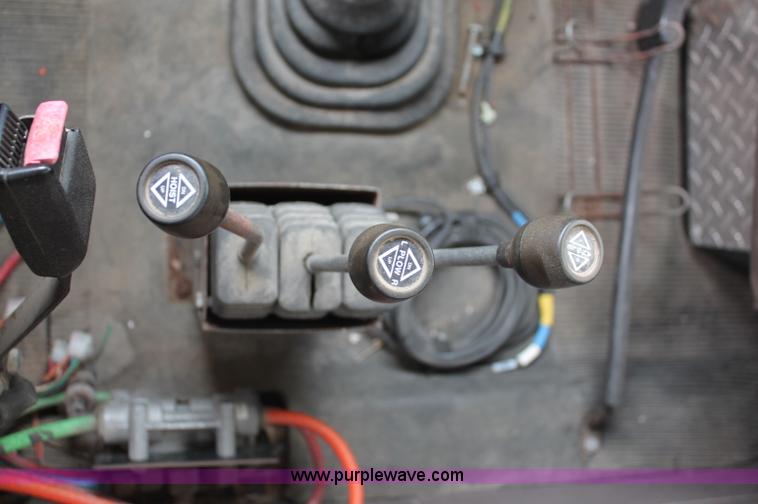 image for item E2069 2000 International 4900 dump truck