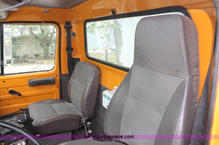 image for item E2069 2000 International 4900 dump truck