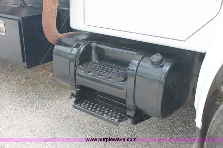 image for item E2069 2000 International 4900 dump truck