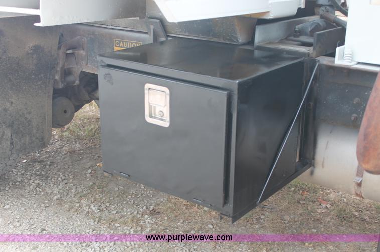 image for item E2069 2000 International 4900 dump truck