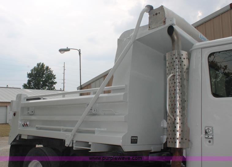 image for item E2069 2000 International 4900 dump truck