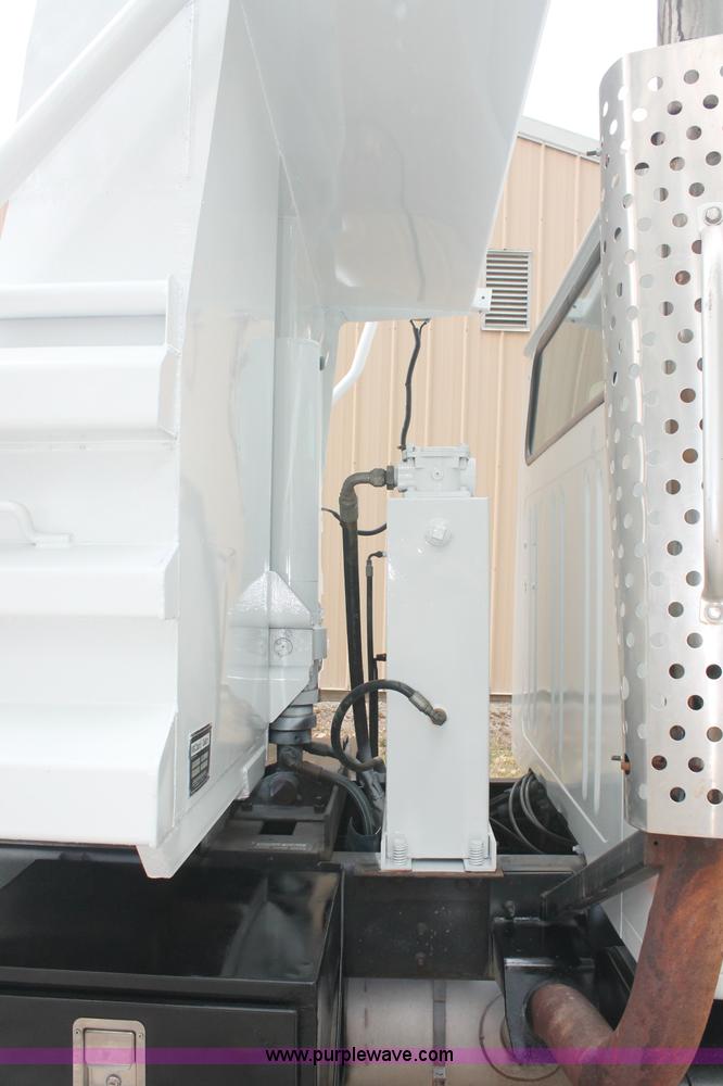 image for item E2069 2000 International 4900 dump truck