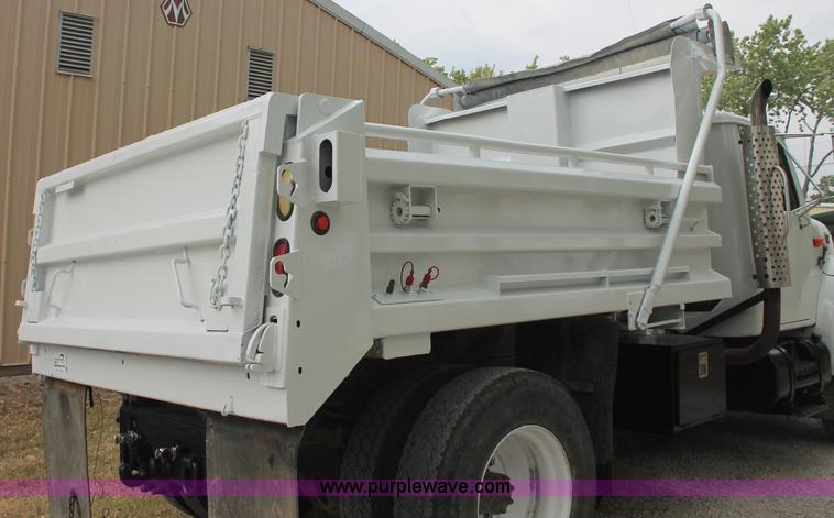 image for item E2069 2000 International 4900 dump truck