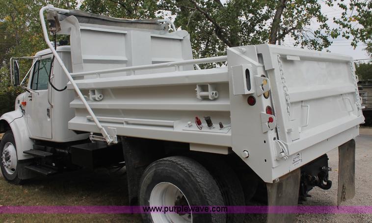 image for item E2069 2000 International 4900 dump truck