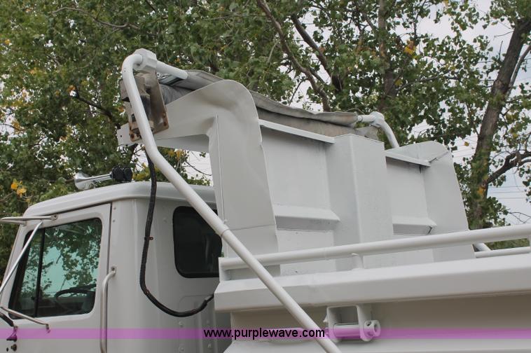 image for item E2069 2000 International 4900 dump truck