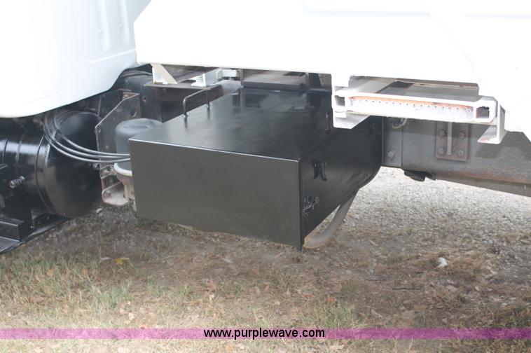 image for item E2069 2000 International 4900 dump truck