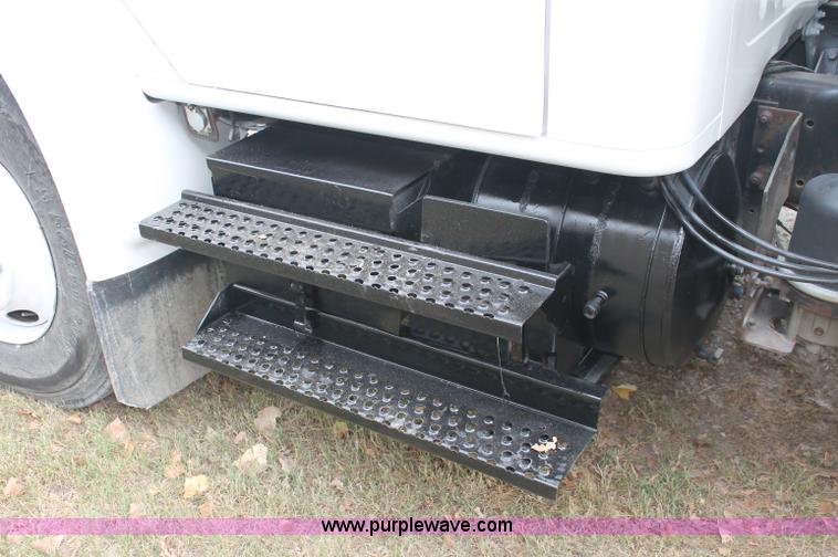 image for item E2069 2000 International 4900 dump truck