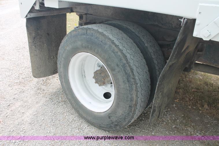 image for item E2069 2000 International 4900 dump truck