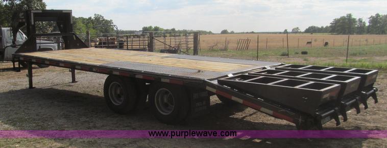 image for item F4546 2010 Starlite 25' gooseneck trailer