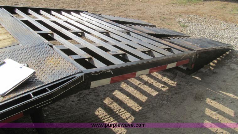 image for item F4546 2010 Starlite 25' gooseneck trailer