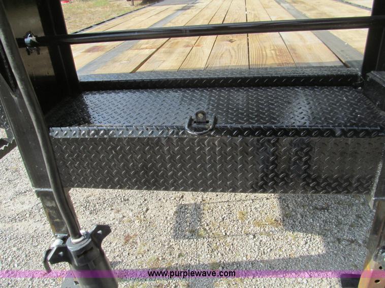 image for item F4546 2010 Starlite 25' gooseneck trailer