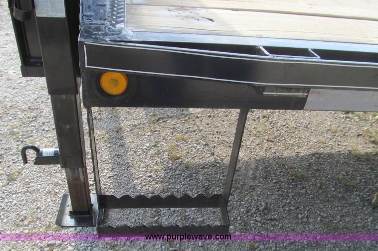 image for item F4546 2010 Starlite 25' gooseneck trailer