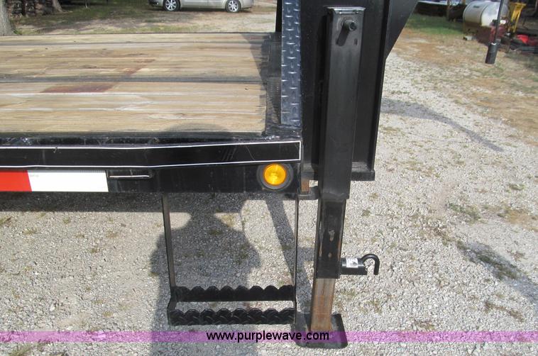 image for item F4546 2010 Starlite 25' gooseneck trailer