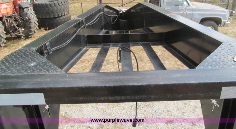 image for item F4546 2010 Starlite 25' gooseneck trailer