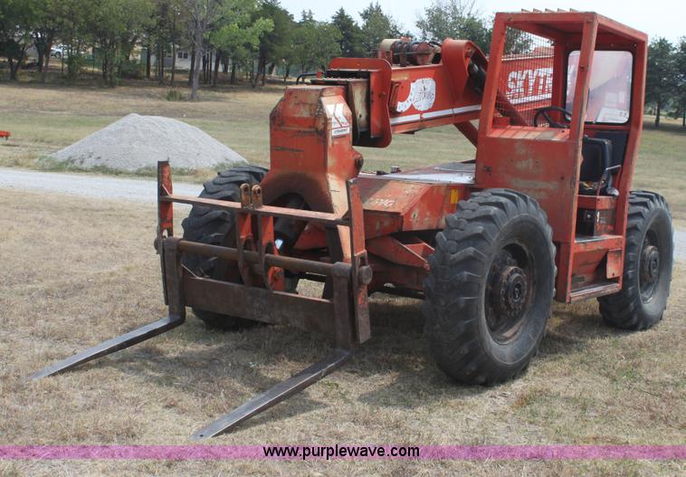 image for item G4674 SkyTrak 7038 telehandler