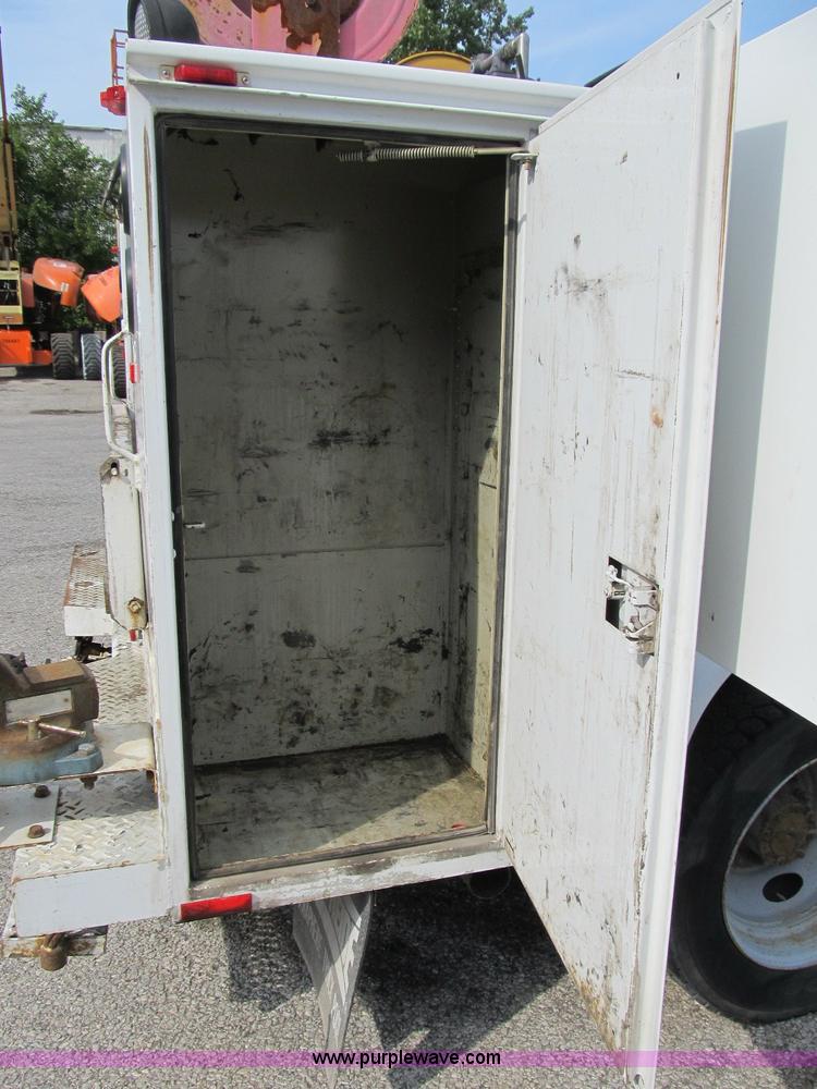 image for item B2841 2005 Ford F550 XL Super Duty service truck