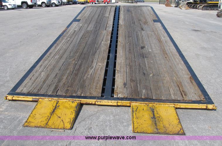 image for item B2846 2005 Ledwell LW25X120 portable loading dock