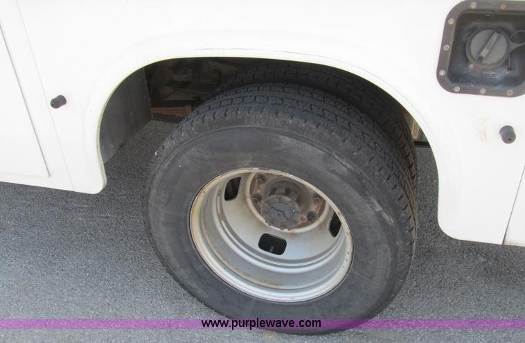 image for item B2851 2006 Ford F350 XL Super Duty service truck