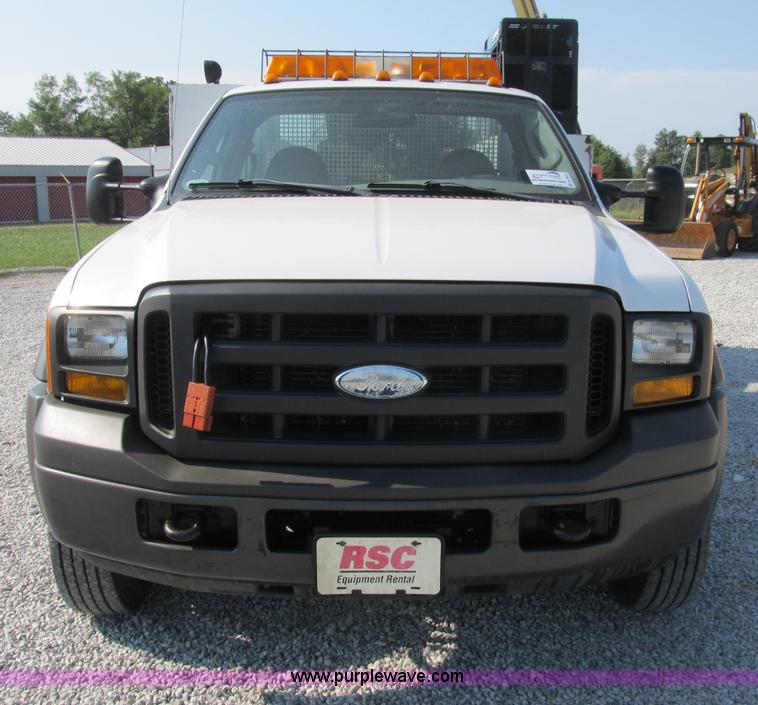 image for item B2852 2005 Ford F550 XL Super Duty service truck