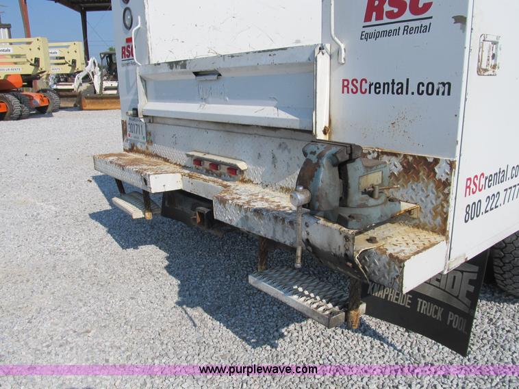 image for item B2852 2005 Ford F550 XL Super Duty service truck