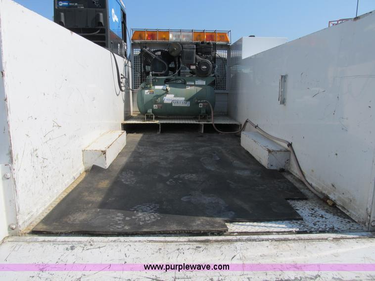 image for item B2852 2005 Ford F550 XL Super Duty service truck