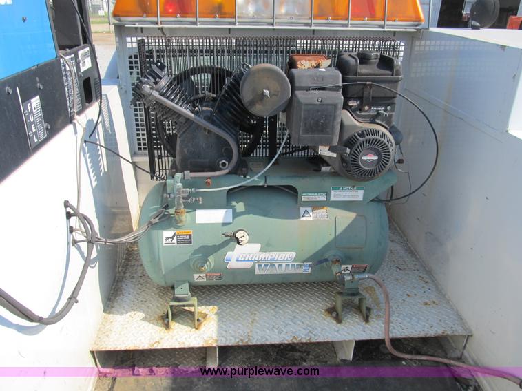 image for item B2852 2005 Ford F550 XL Super Duty service truck