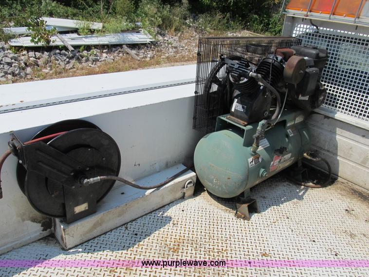 image for item B2853 2005 Ford F350 XL Super Duty service truck