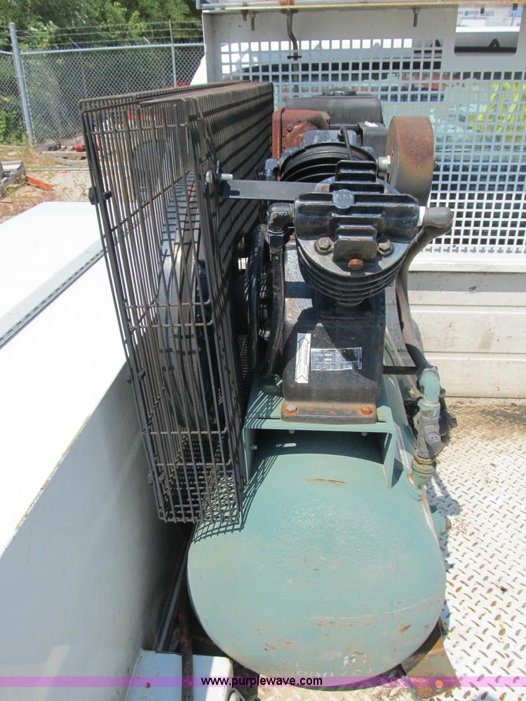 image for item B2853 2005 Ford F350 XL Super Duty service truck