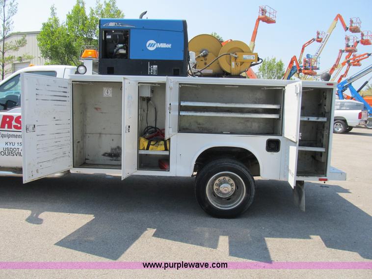 image for item B2854 2005 Ford F550 XLT Super Duty service truck
