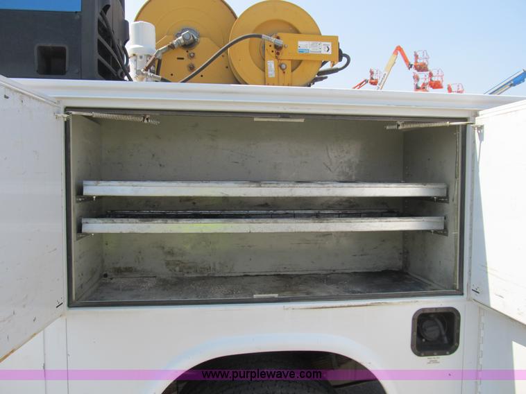 image for item B2854 2005 Ford F550 XLT Super Duty service truck