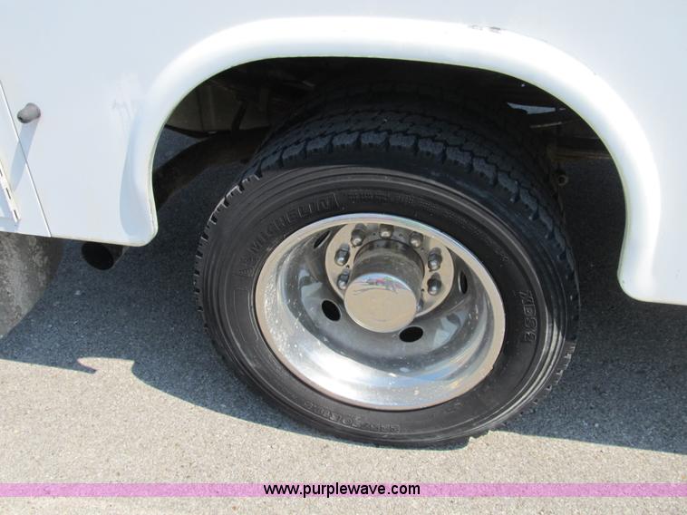 image for item B2854 2005 Ford F550 XLT Super Duty service truck