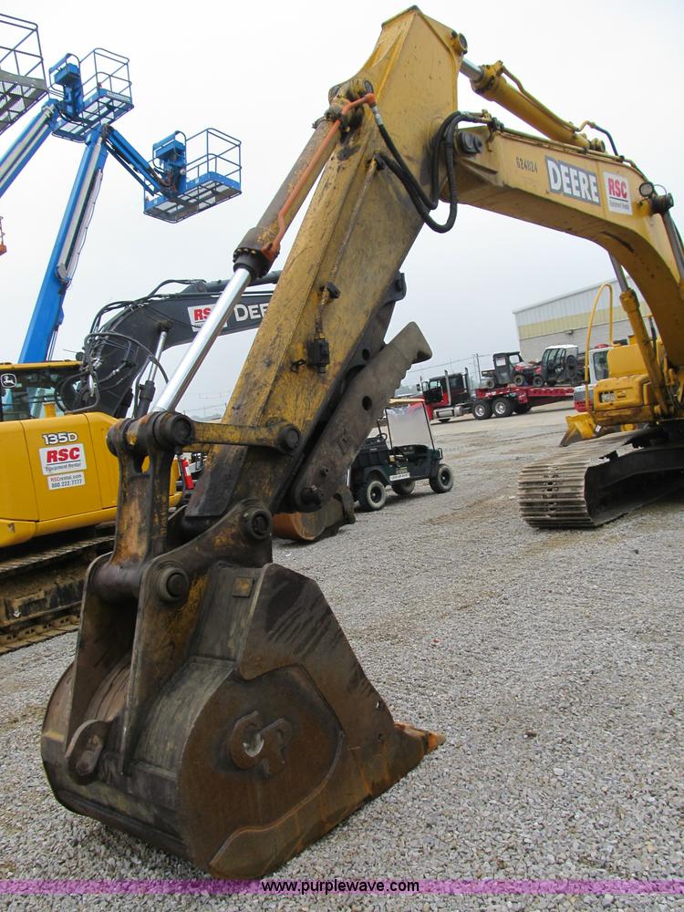 image for item B2863 2006 John Deere 200C-LC excavator