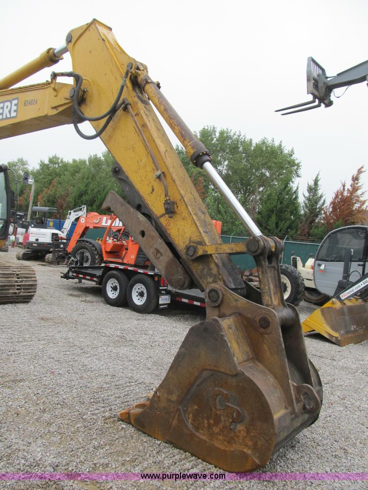 image for item B2863 2006 John Deere 200C-LC excavator