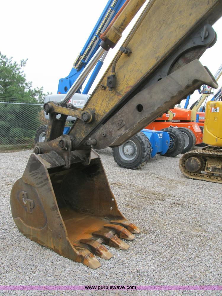 image for item B2863 2006 John Deere 200C-LC excavator