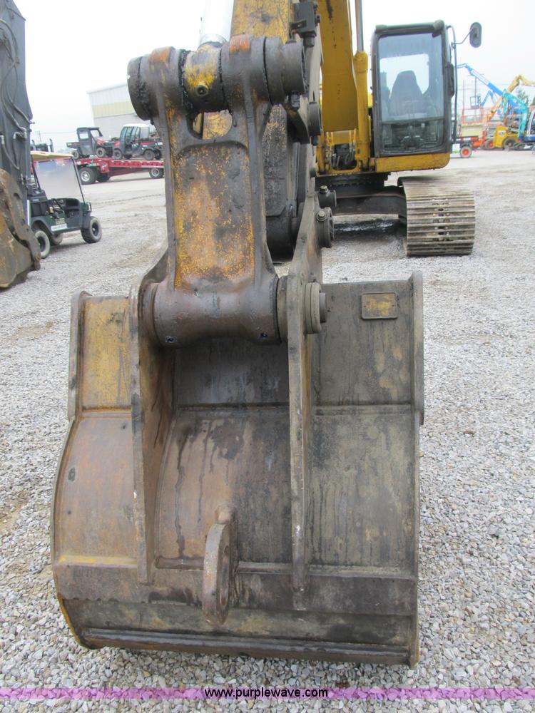 image for item B2863 2006 John Deere 200C-LC excavator
