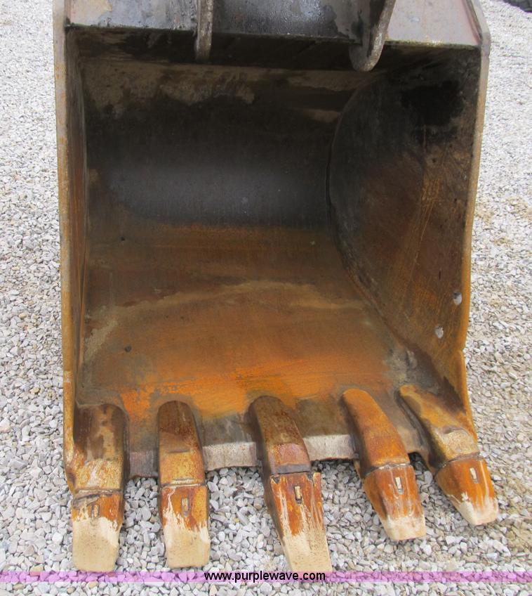 image for item B2863 2006 John Deere 200C-LC excavator