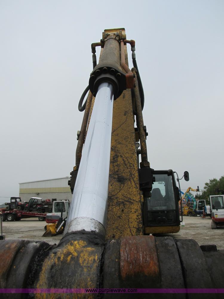 image for item B2863 2006 John Deere 200C-LC excavator