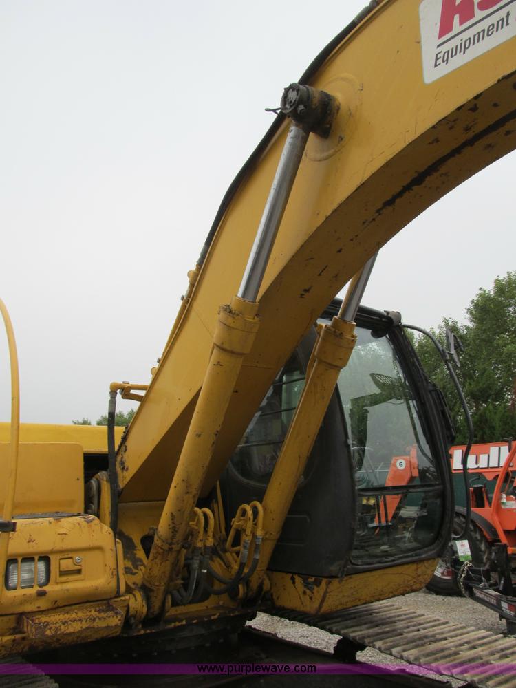 image for item B2863 2006 John Deere 200C-LC excavator