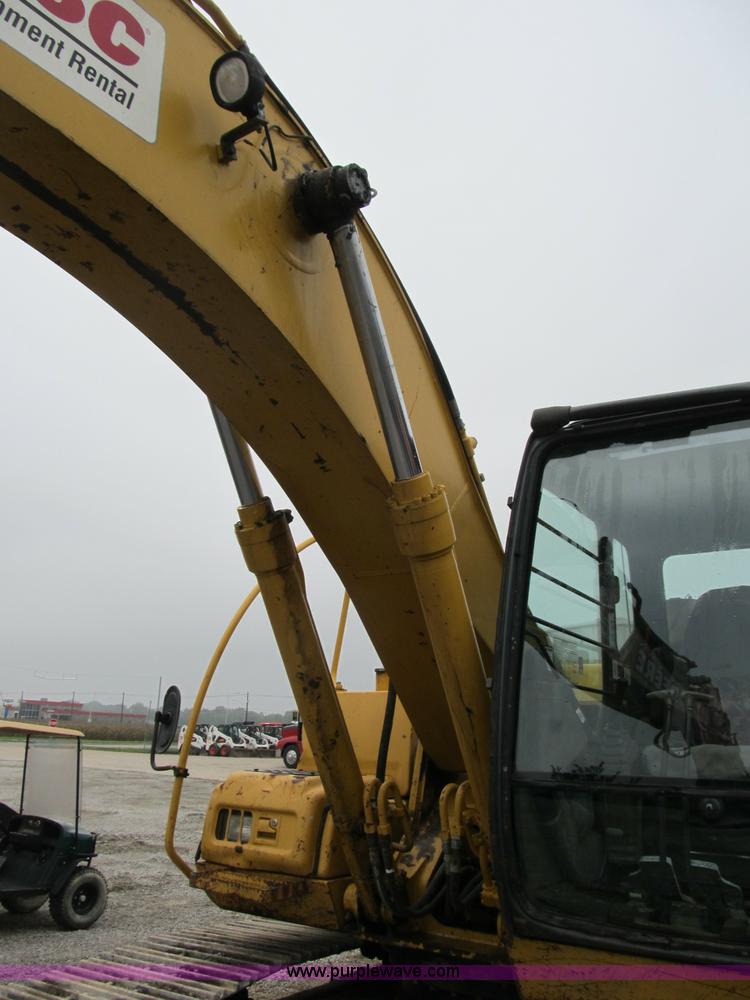 image for item B2863 2006 John Deere 200C-LC excavator